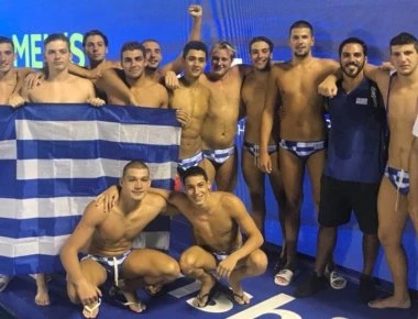 Δείτε την απονομή του χρυσού μεταλλίου στην εθνική πόλο Εφήβων (βίντεο)